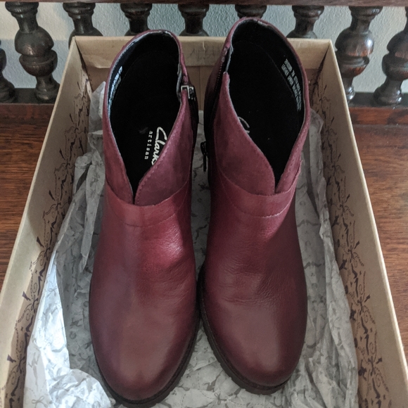 Clarks booties beautiful burgundy color - Picture 3 of 8